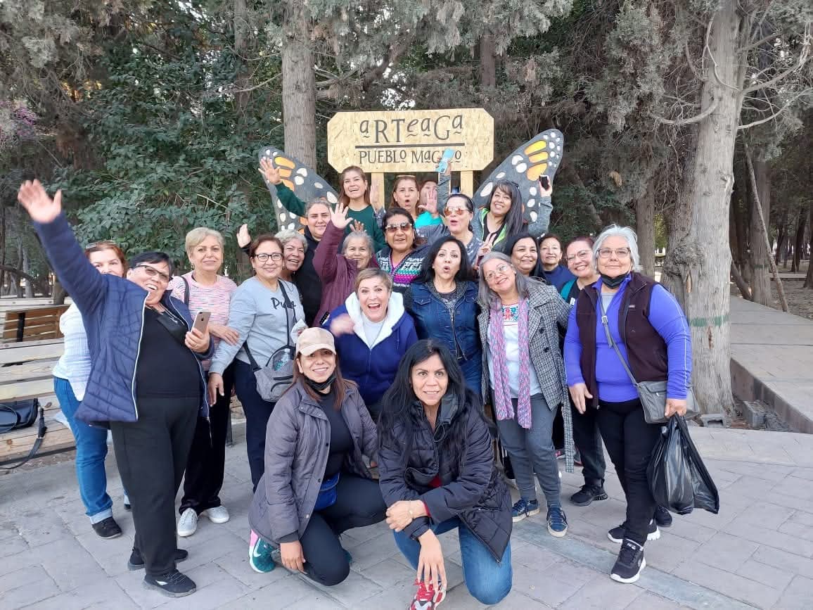 Mujeres con árboles al fondo 