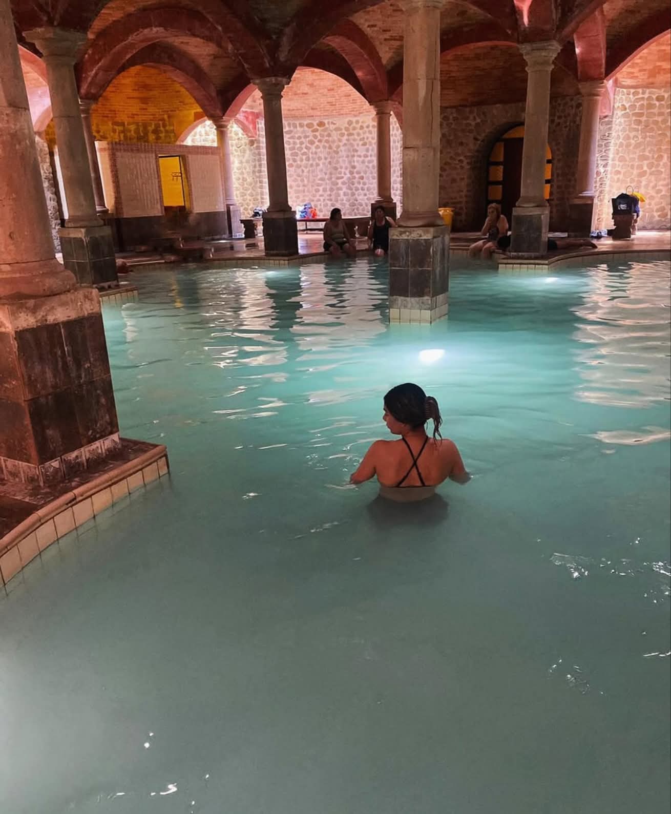 Mujer dentro de la alberca 