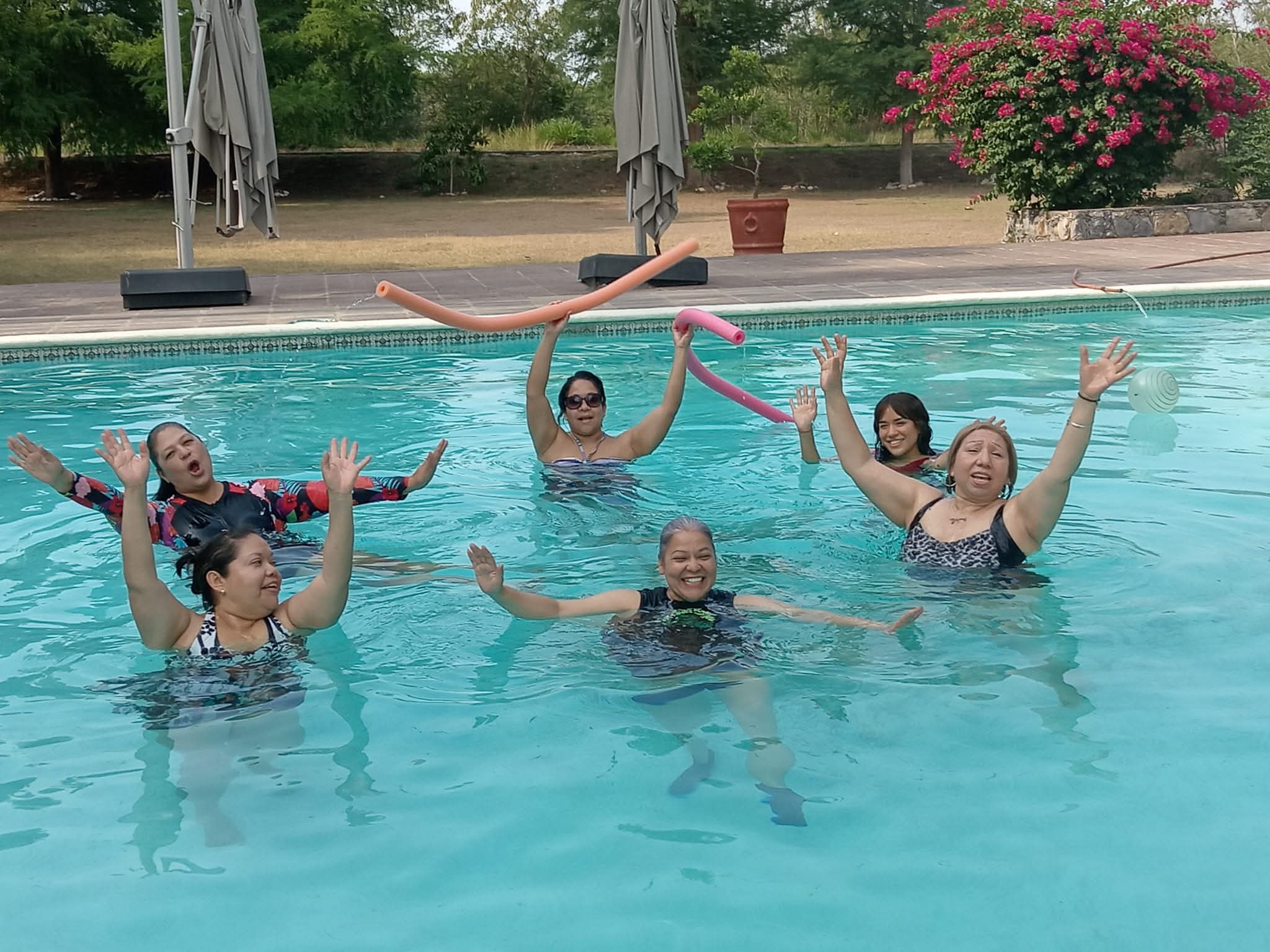 Personas en la alberca 