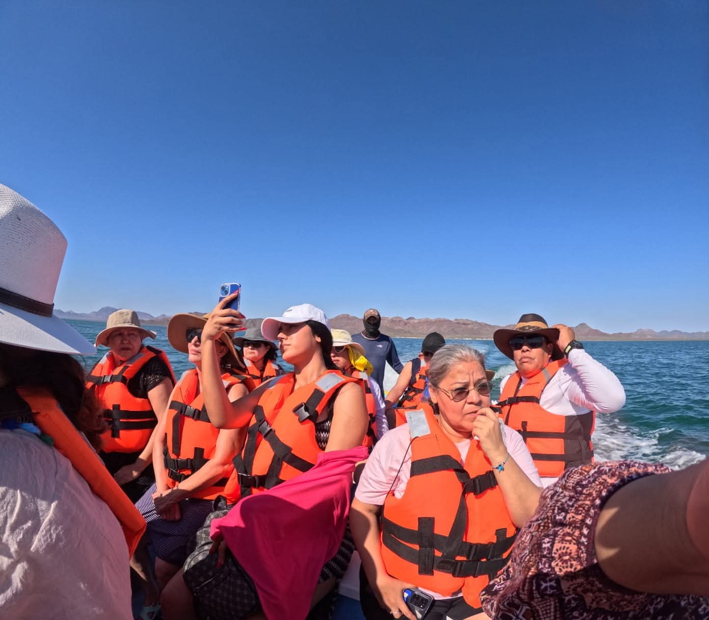 Grupo de personas navegando 