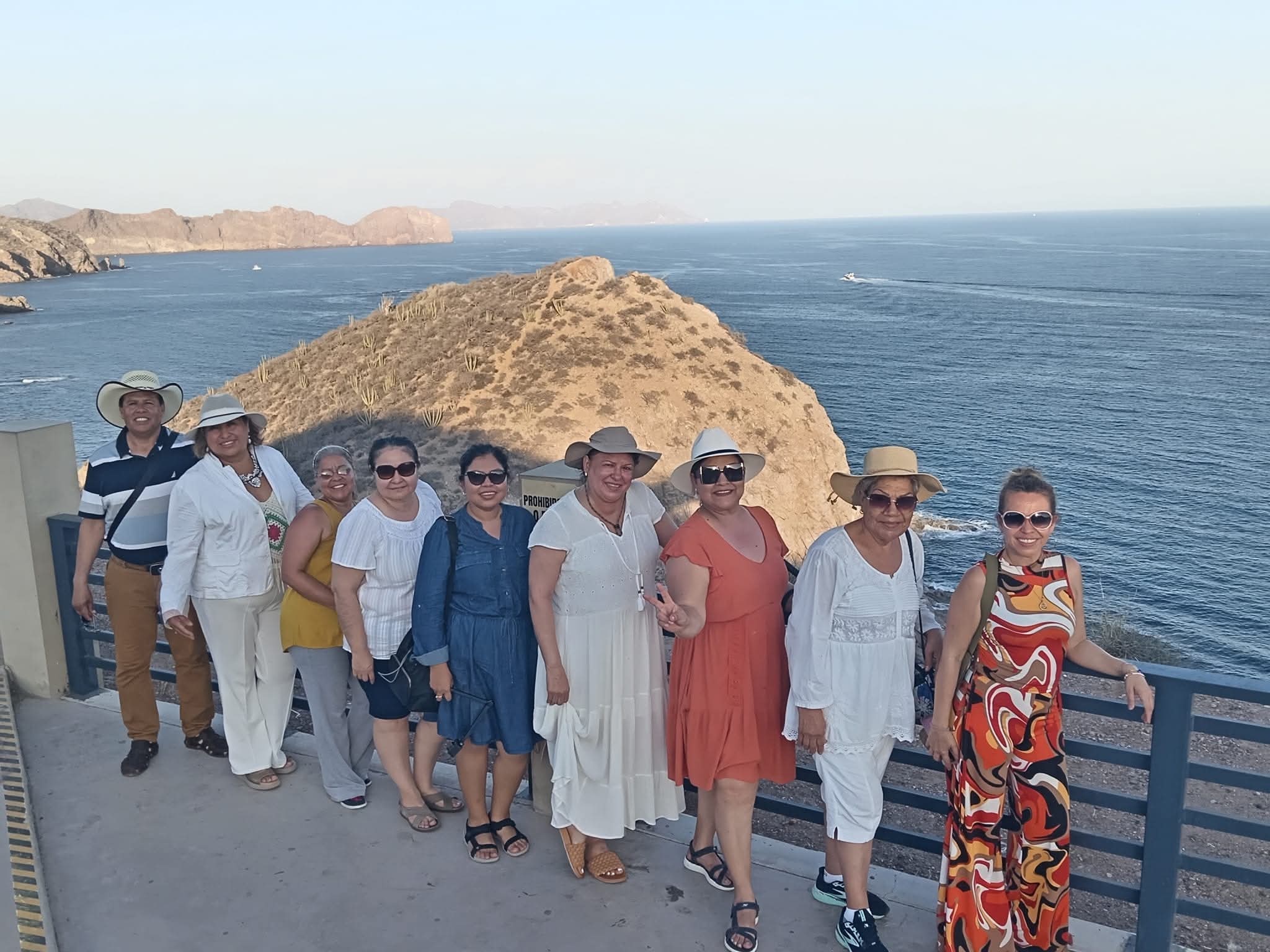 Grupo de personas frente al mar